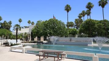 Utendørsbasseng og et oppvarmet basseng