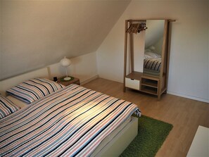2 bedrooms, desk, travel cot, WiFi