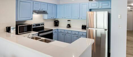 Refrigerador, microondas, horno, placa de cocina