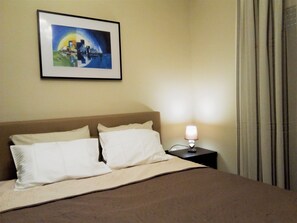 1 غرفة نوم وتجهيزات عازلة للصوت ومكواة/لوح كي وواي فاي