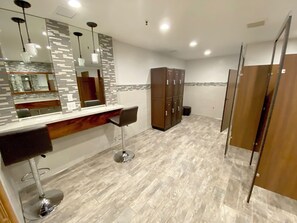 Ein modernes Badezimmer mit Spiegel, Waschtisch und Holzschrank.