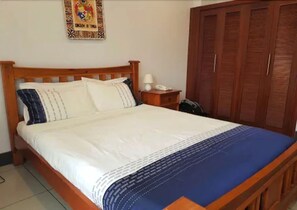 Habitación doble familiar, 2 camas Queen size, vista a la ciudad | Cortinas blackout, tabla de planchar con plancha, wifi y ropa de cama 