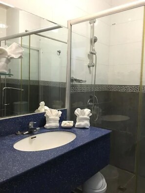 Regadera, amenidades de baño gratuitas, toallas 