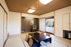 خزنة داخل الغرفة ومكتب