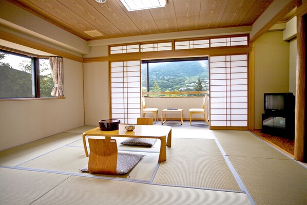 Japanese Style Room | In-room safe, desk - Shiki Resorts Hakone Hoshinoie (Hakone)