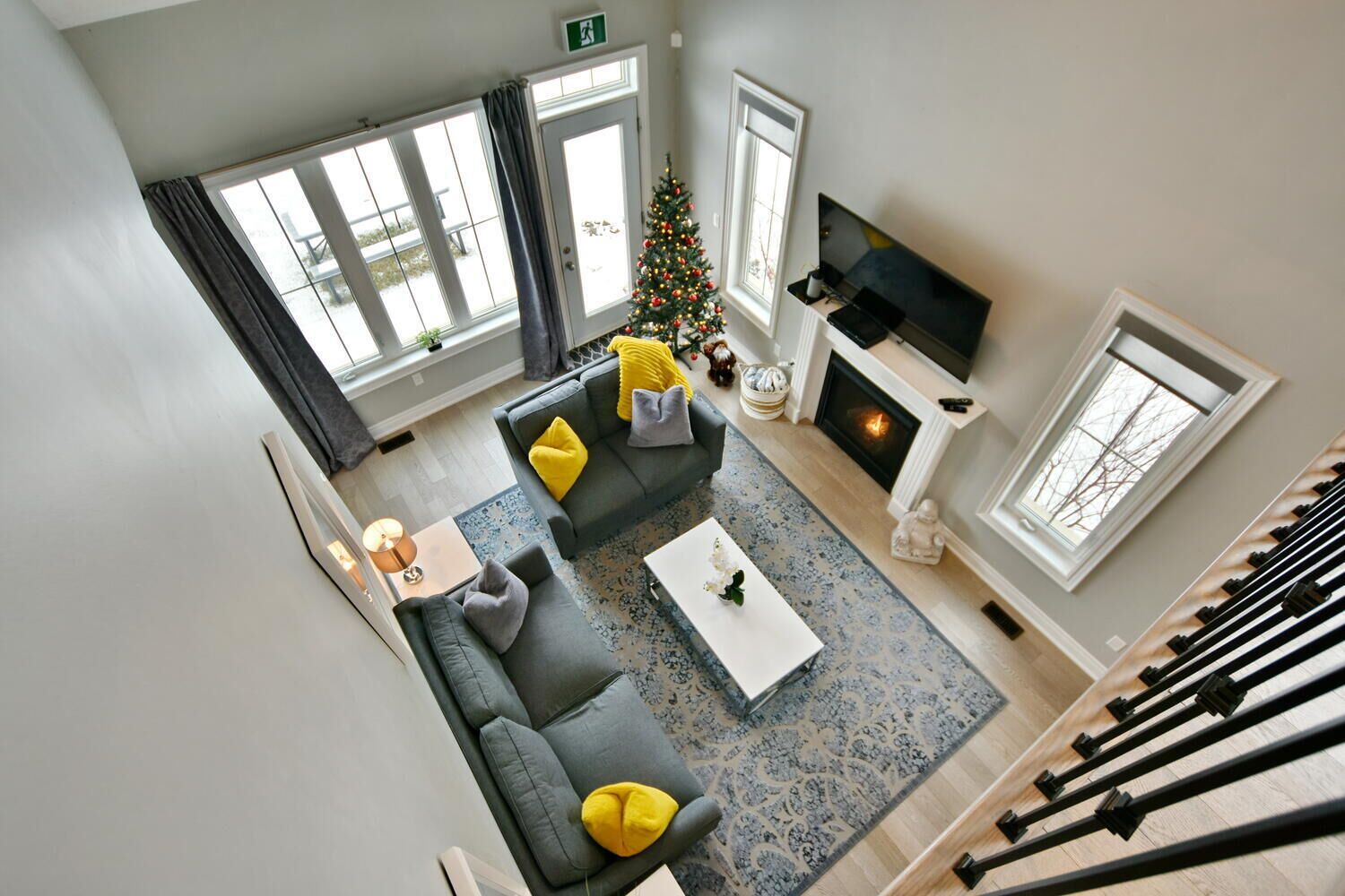 TV connectée, cheminée, chaîne hi-fi