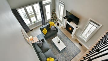 Smart TV, chimenea y estéreo