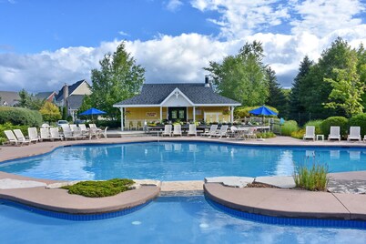 Executive Snowbridge 4 Bedroom Townhome Located in Resort Zone with Pool/Shuttle