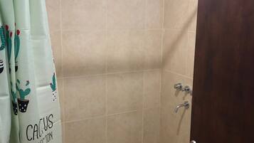 Combined shower/tub, towels