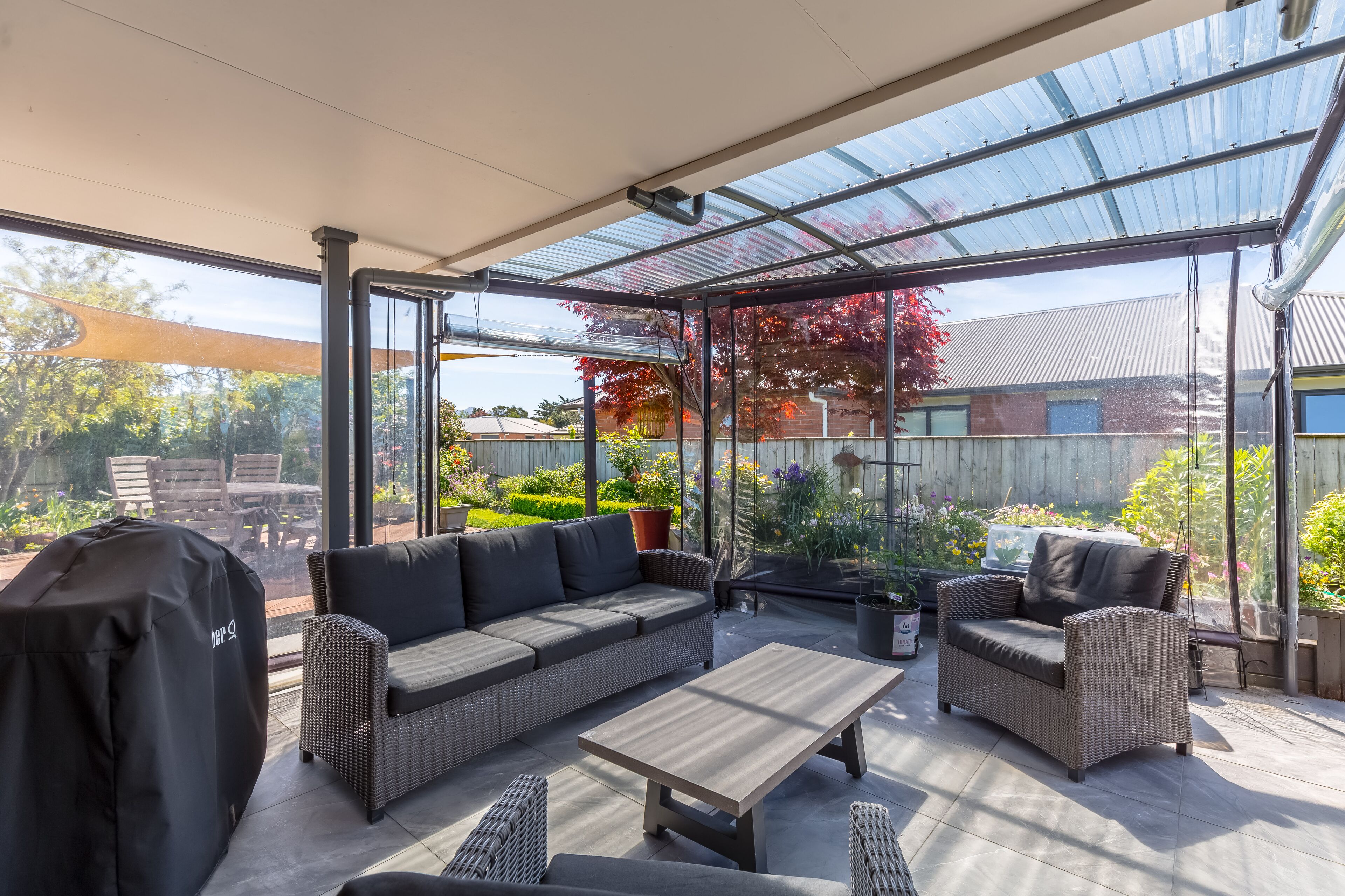 Una Smart TV, un reproductor de DVD, libros