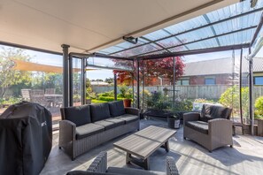 智能电视、DVD 播放器、书