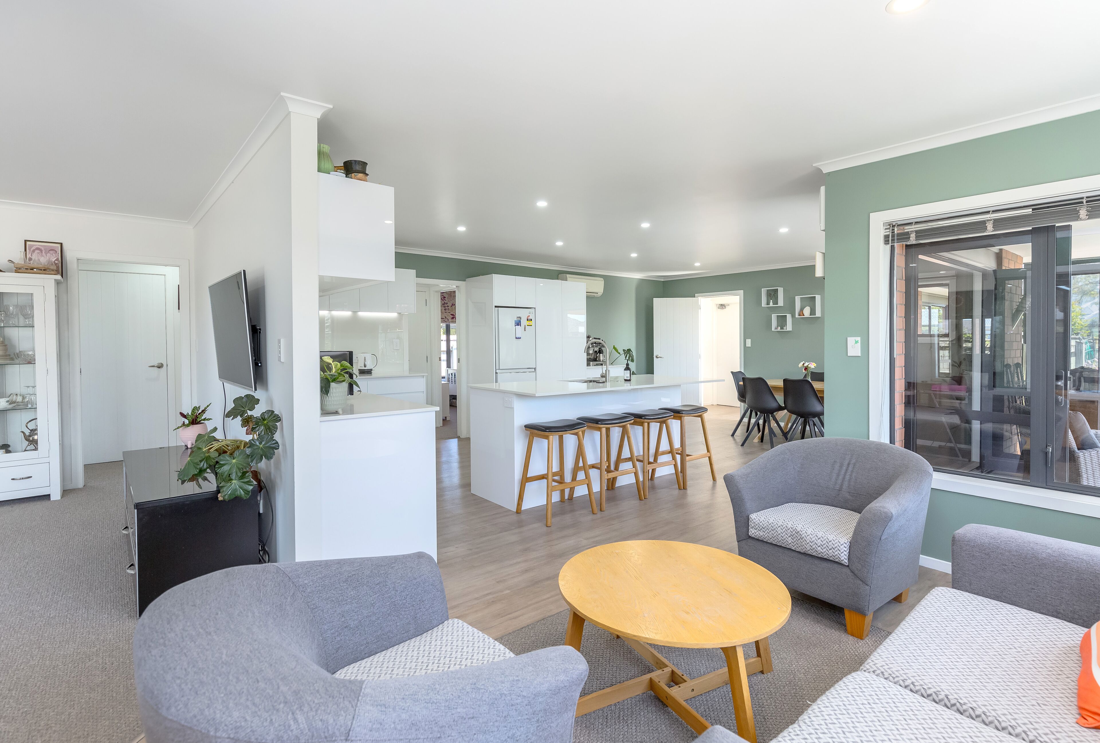 Smart TV, reproductor de DVD y libros 