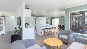 智能電視、DVD 播放機、書籍