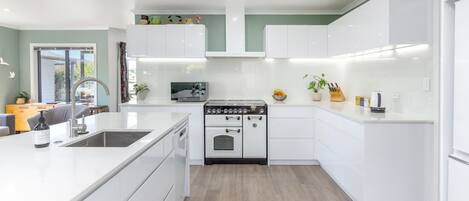 Køleskab, mikrobølgeovn, ovn, kogeplade