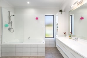 Combined shower/tub, jetted tub, hair dryer, towels - Executive 3 bedroom home (Masterton)