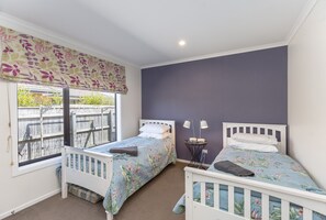 4 slaapkamers, een strijkplank/strijkijzer, gratis wifi, beddengoed