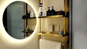 シャワー、レインフォールシャワー、バスアメニティ (無料)、ヘアドライヤー