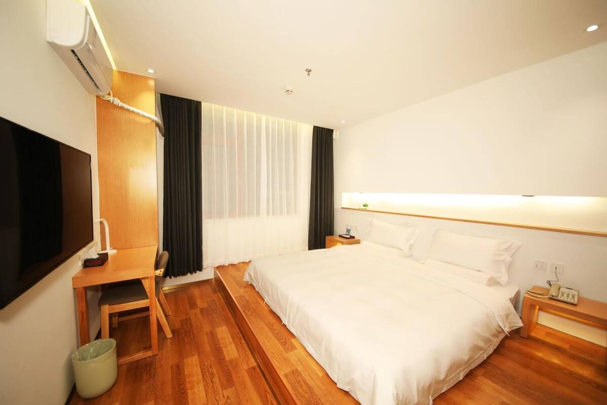Desk, blackout curtains, free WiFi, bed sheets