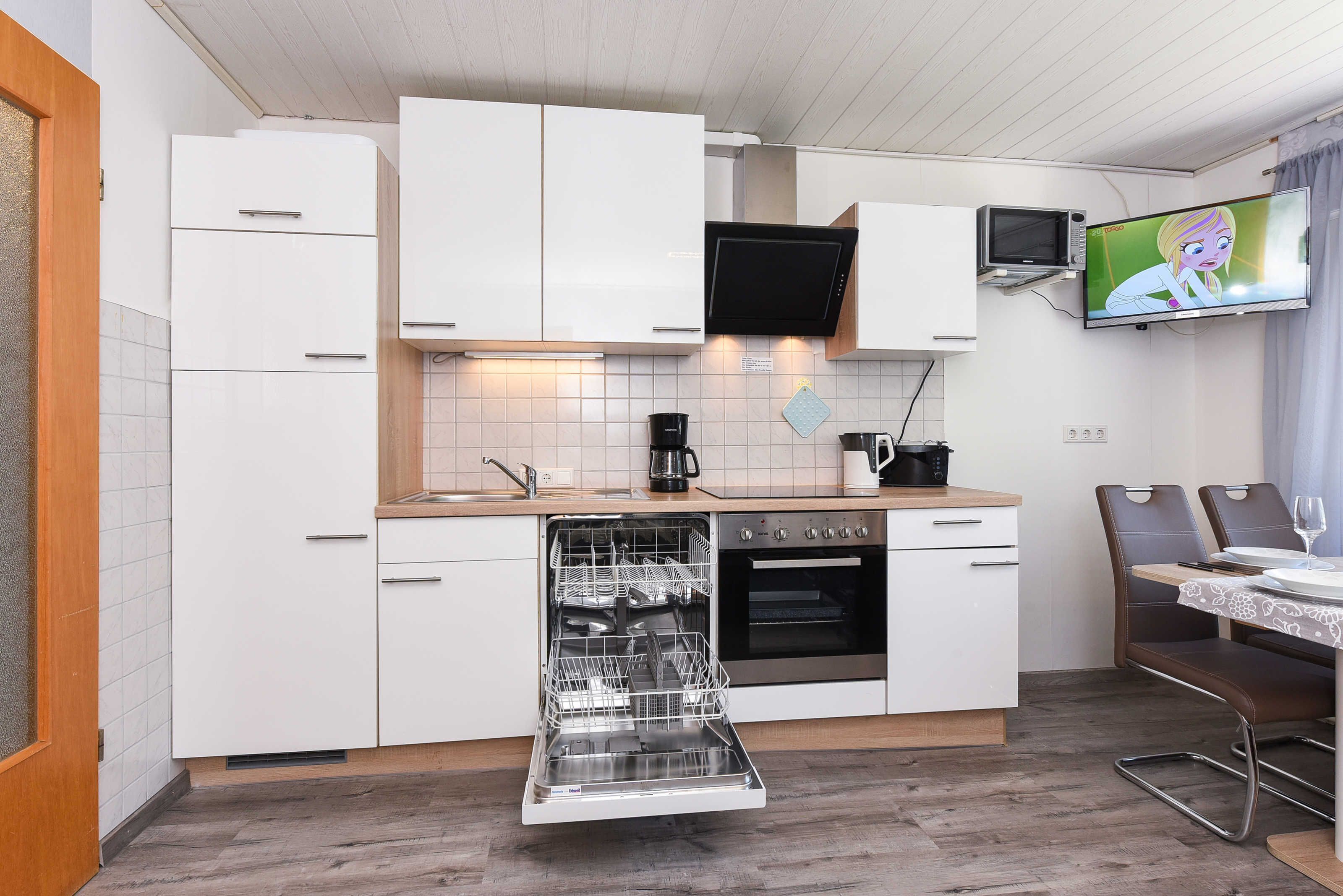 Kühlschrank, Mikrowelle, Ofen, Geschirrspüler