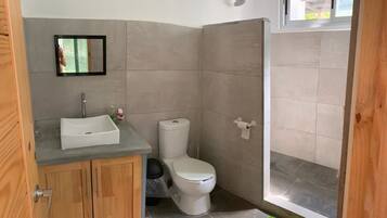 Rumah Keluarga, 2 kamar tidur, Bebas Asap Rokok | Kamar mandi | Shower dan handuk