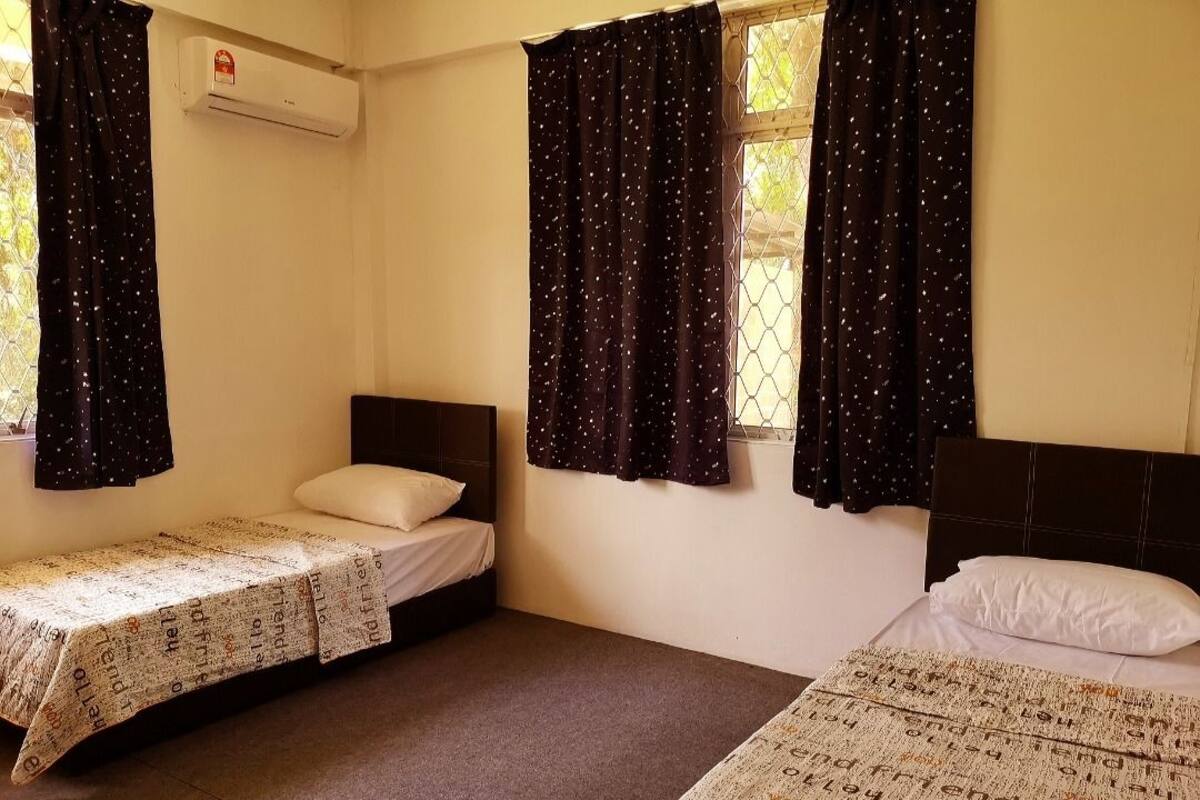 Chambre avec lits jumeaux, salle de bains commune