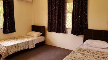 Kamar Twin, kamar mandi umum | Meja kerja, tirai kedap cahaya, dan setrika/meja setrika