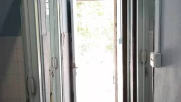 Shower, perlengkapan mandi gratis, pengering rambut, dan sandal