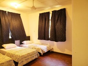 Meja kerja, tirai kedap cahaya, dan setrika/meja setrika