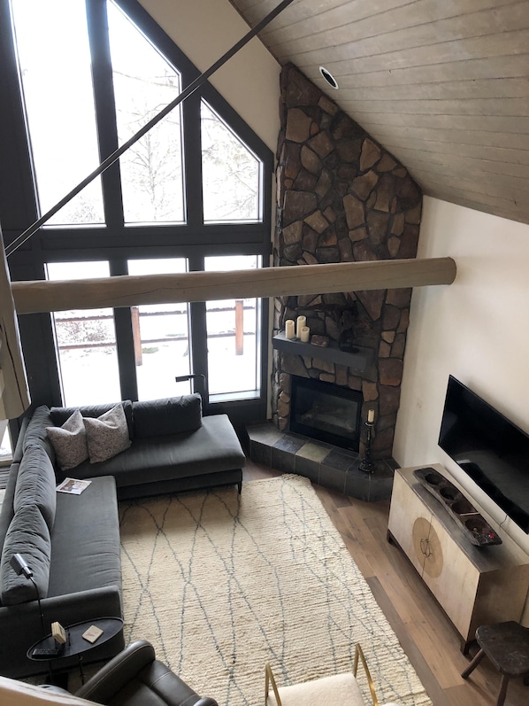 Smart TV, fireplace
