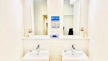 Shower, rainfall showerhead, free toiletries, bathrobes