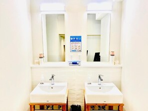 Dutxa, capçal de dutxa tipus cascada i articles de tocador gratuïts 