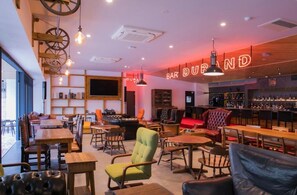 Hi ha 2 restaurants i s'hi serveixen esmorzars; plats de cuina japonesa 