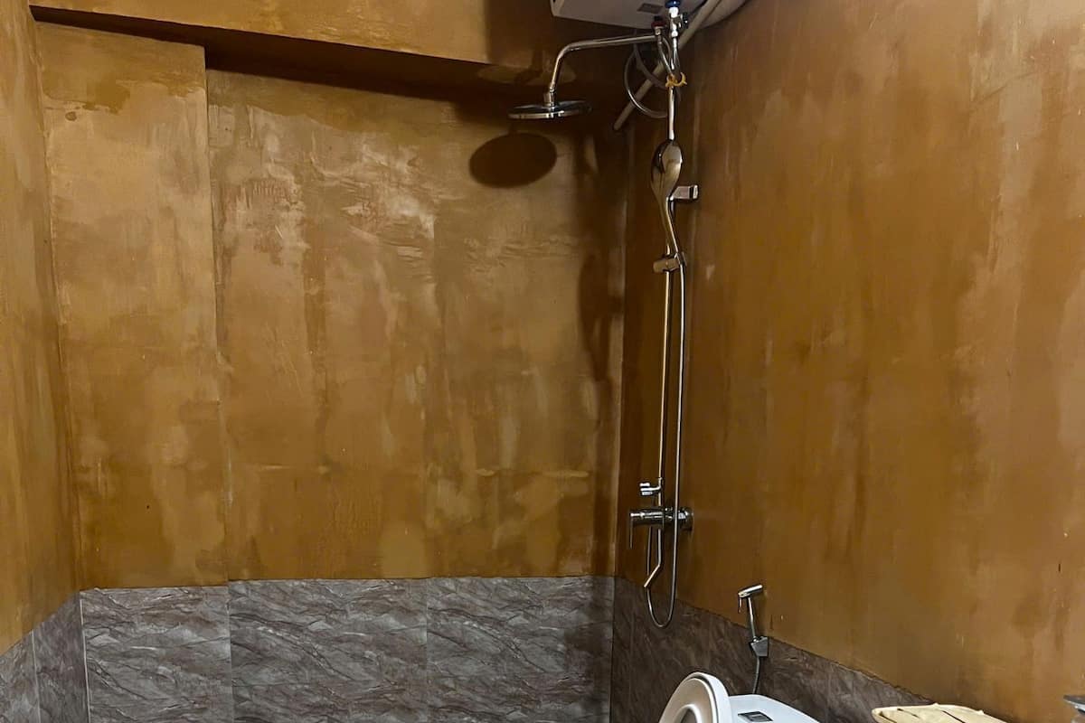 Douche, douche à « effet pluie », articles de toilette gratuits
