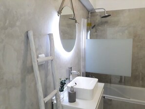 Een douche, handdoeken
