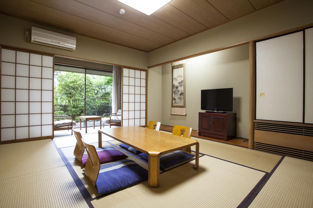 Habitación tradicional, varias camas (Japanese Room for 5 Guests) | Caja de seguridad en la habitación