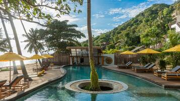 Piscine extérieure, parasols de plage, chaises longues