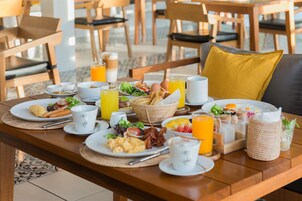 Se ofrece un desayuno bufé todos los días (por un coste adicional)