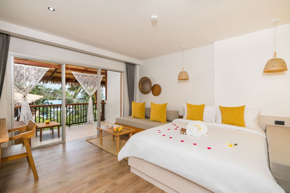 Deluxe Room | Minibar, desk, blackout drapes, rollaway beds