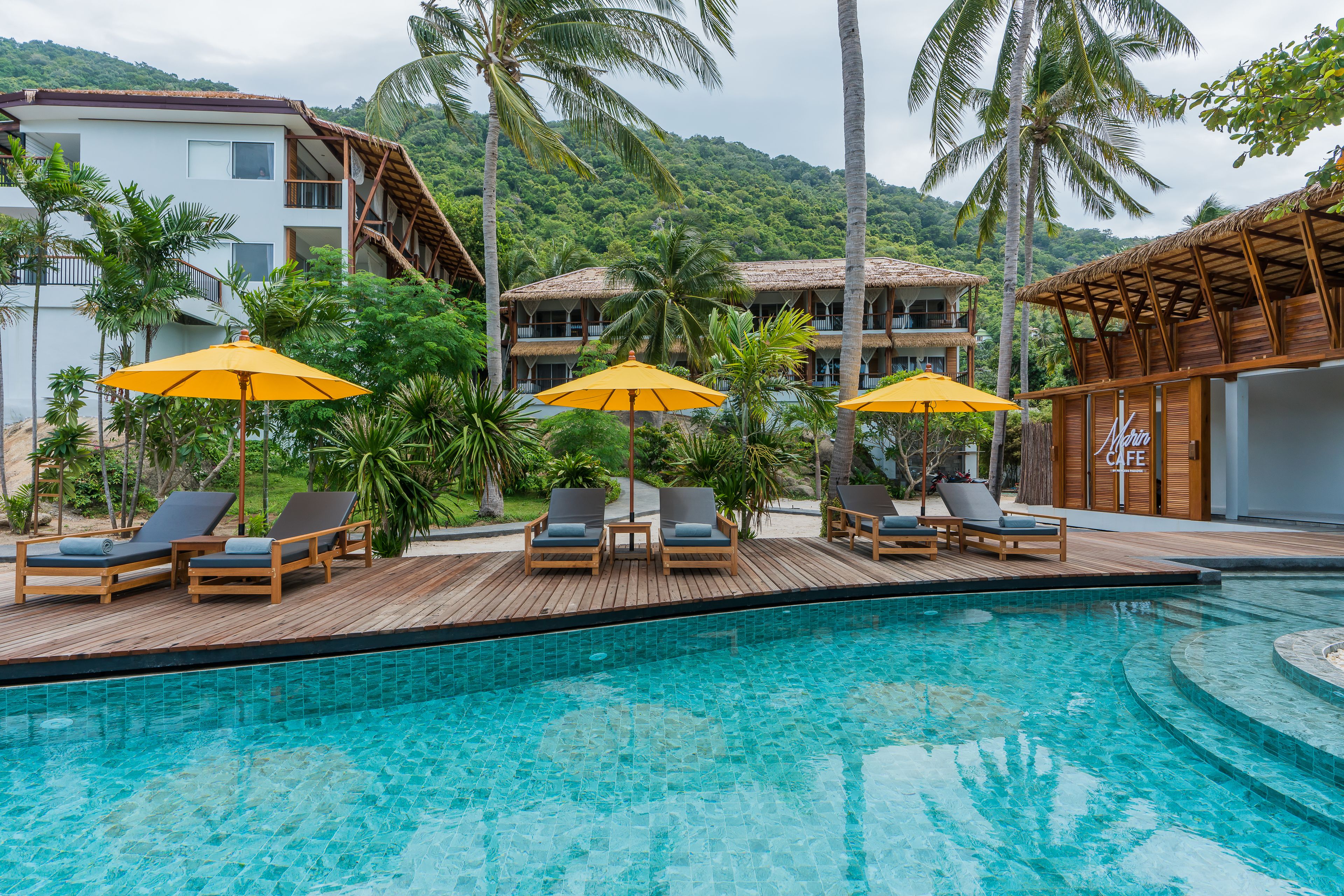 Piscina all'aperto, ombrelloni da piscina, lettini