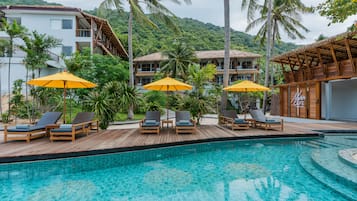 Piscina all'aperto, ombrelloni da piscina, lettini