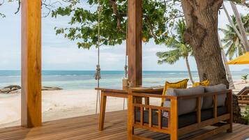 Petit déjeuner et déjeuner servis sur place, spécialités Cuisine locale