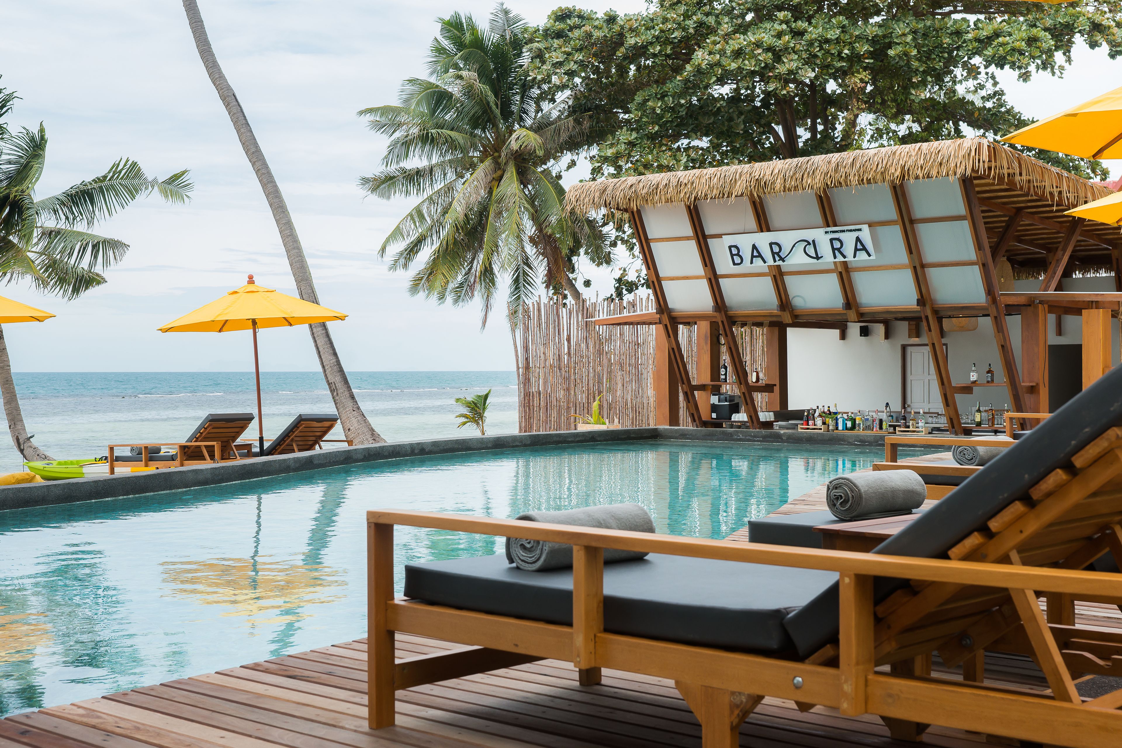 Quầy bar bên hồ bơi