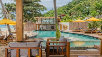 Petit déjeuner et déjeuner servis sur place, spécialités Cuisine locale