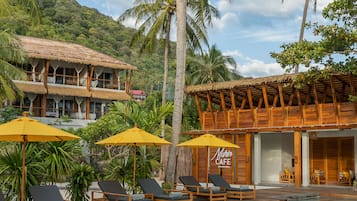Ein Resort mit Pool, Liegestühlen und Sonnenschirmen.