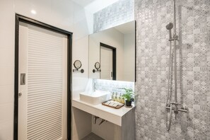 Douche, articles de toilette gratuits, sèche-cheveux, peignoirs