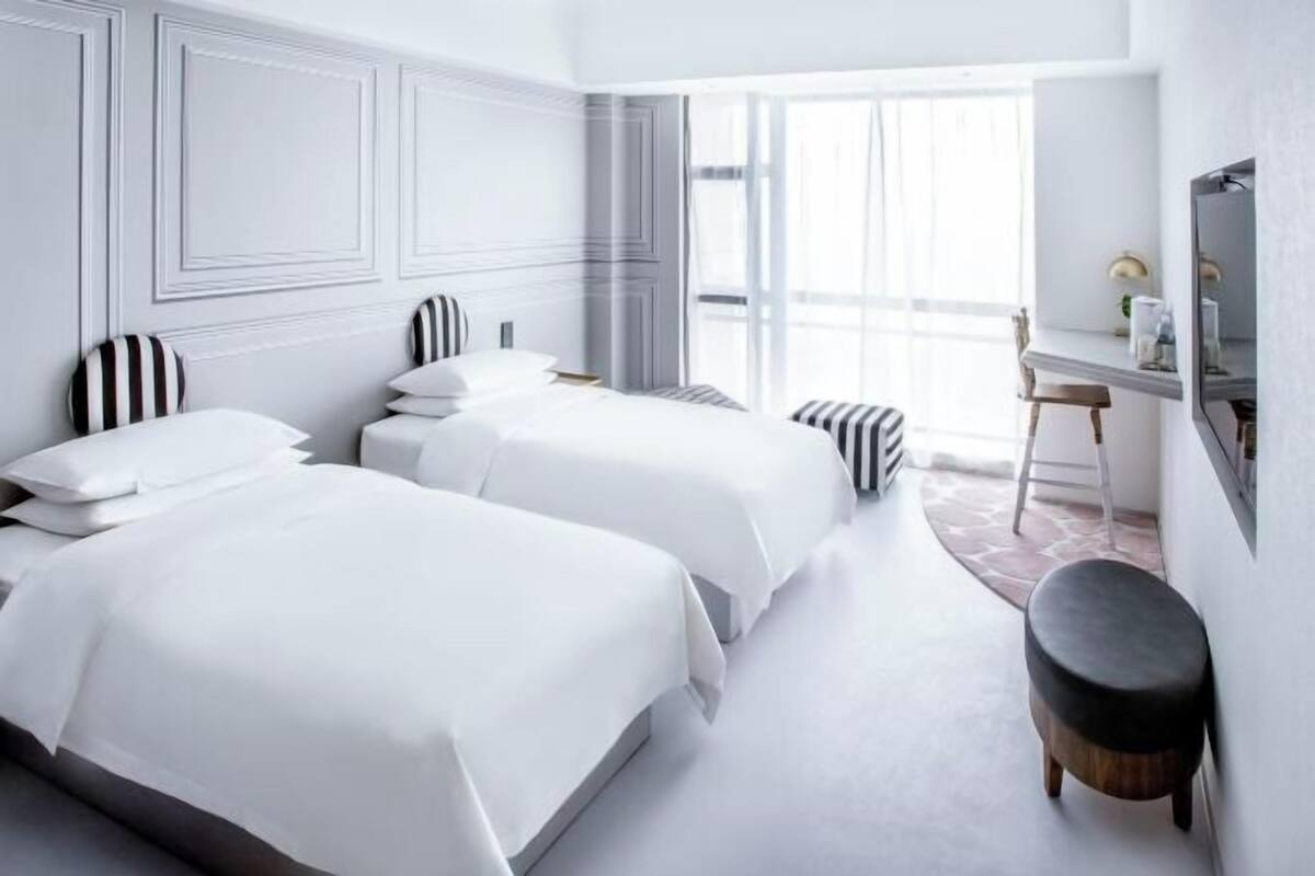 Bar mini, peti besi dalam bilik, meja, langsir/tirai gelap terus