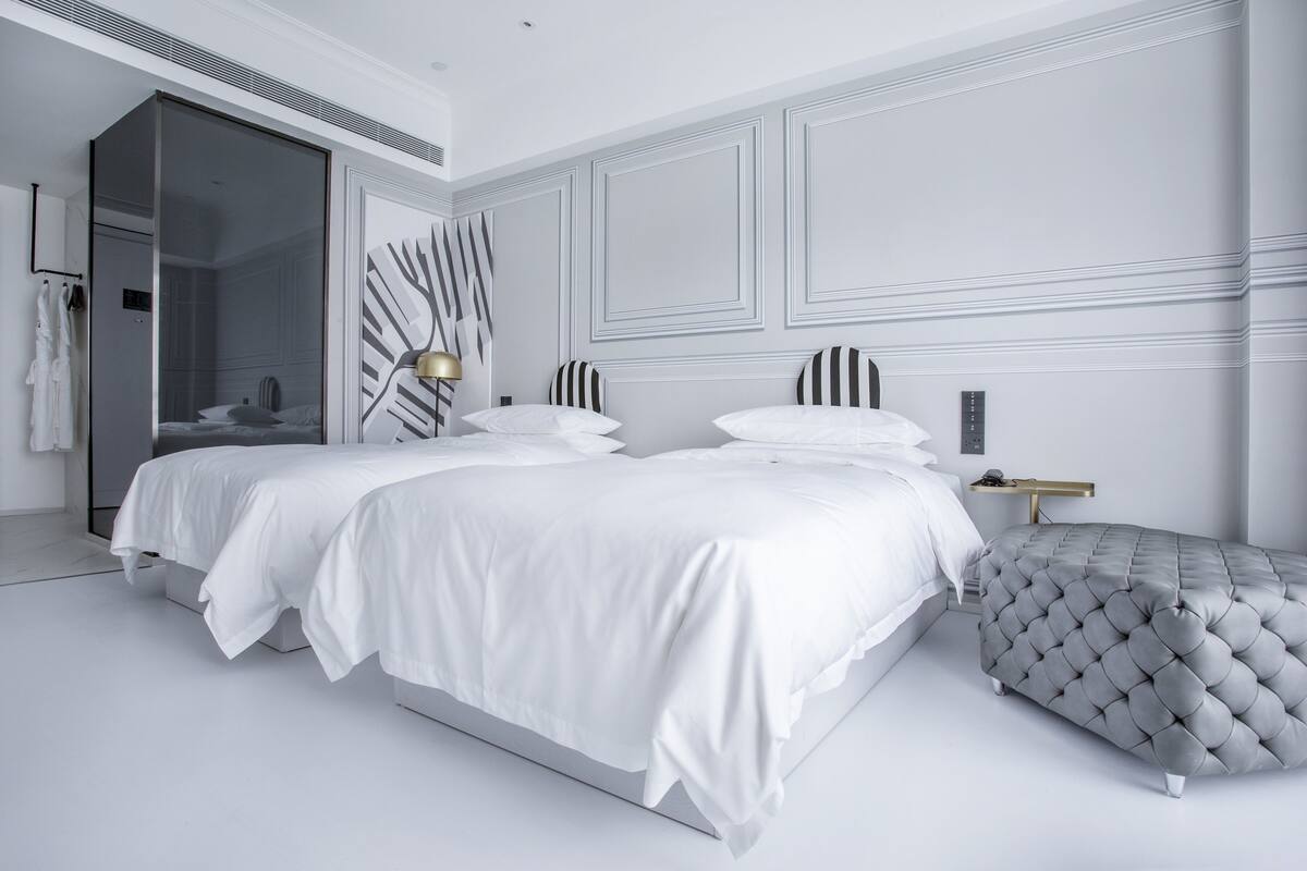 Quarto duplo básico, vista para a cidade | Frigobar, cofres nos quartos, escrivaninha, cortinas blackout