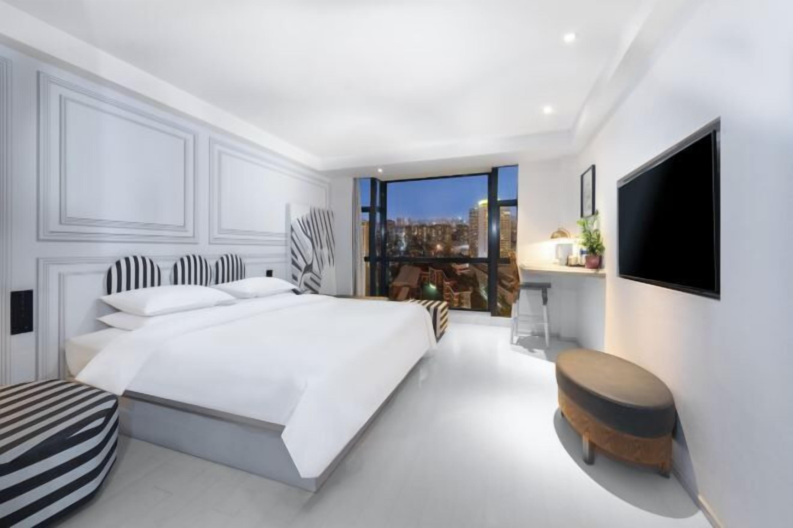 Minibar, caja de seguridad en la habitación y escritorio 