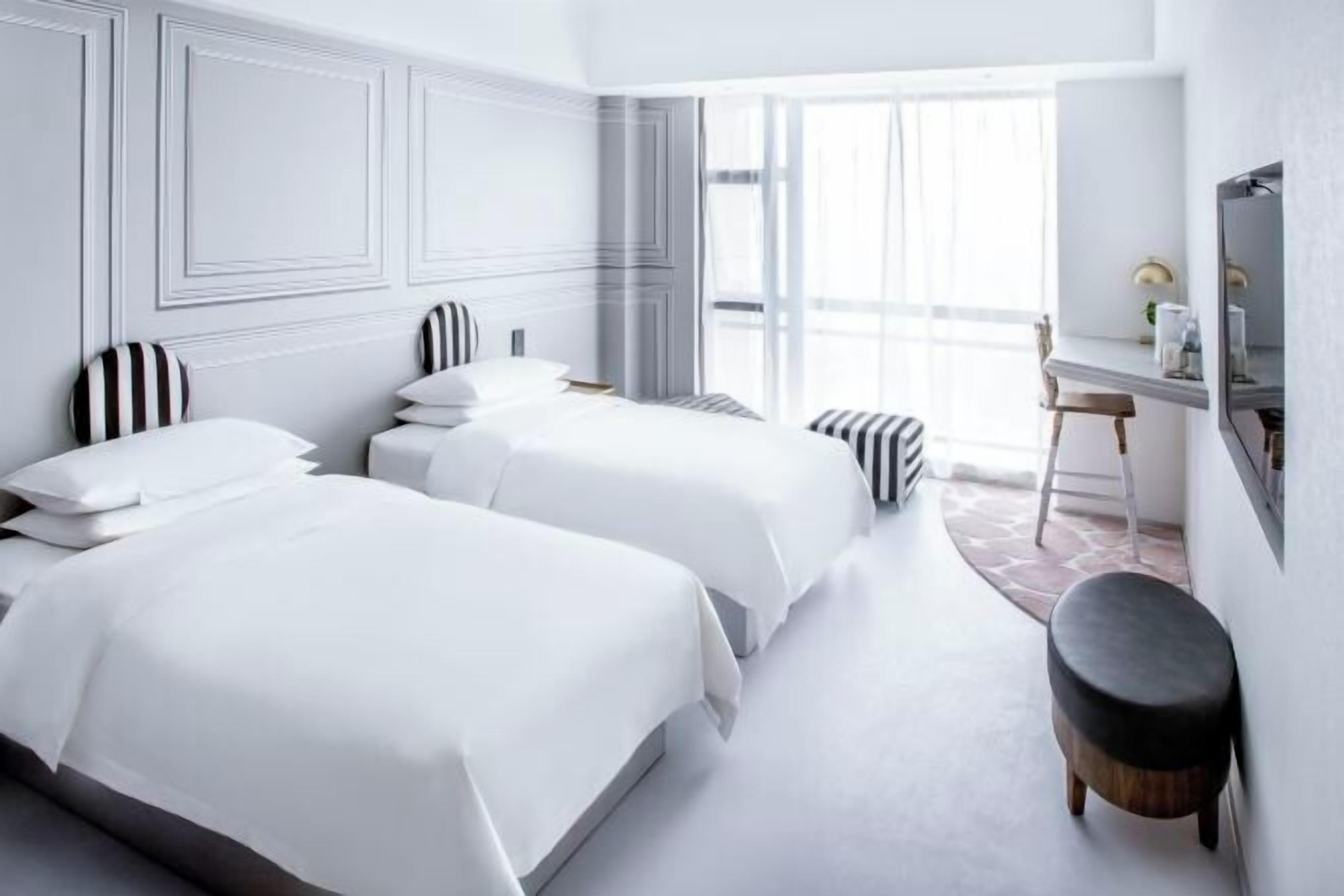 Minibar, caja de seguridad en la habitación y escritorio 