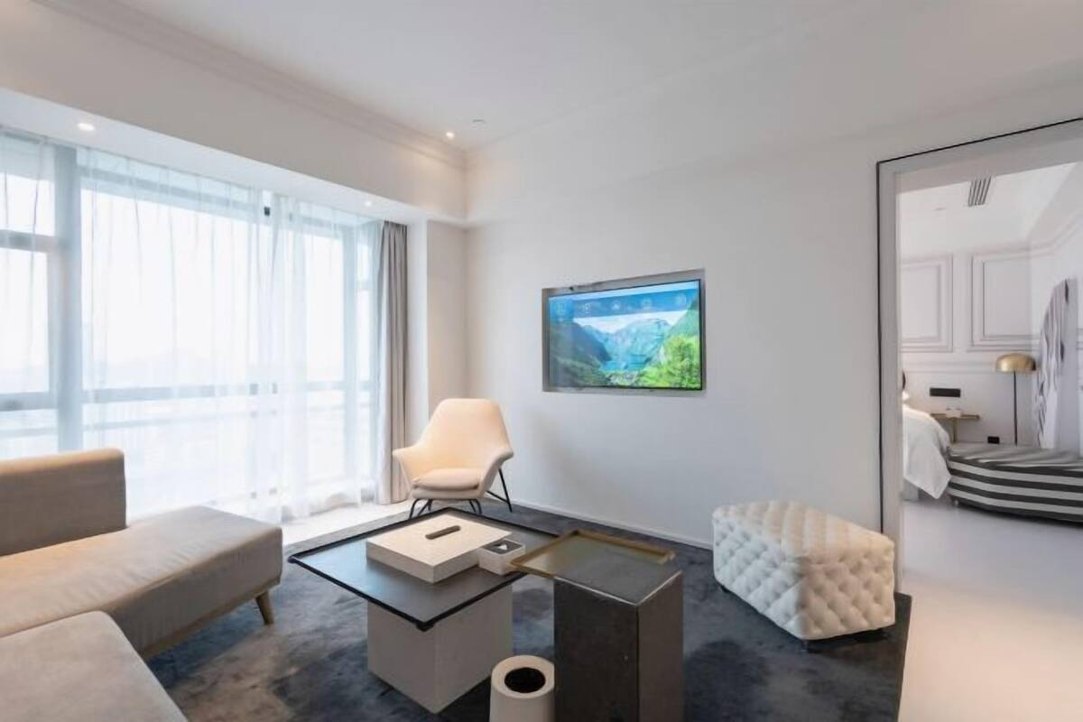 Bar mini, peti besi dalam bilik, meja, langsir/tirai gelap terus